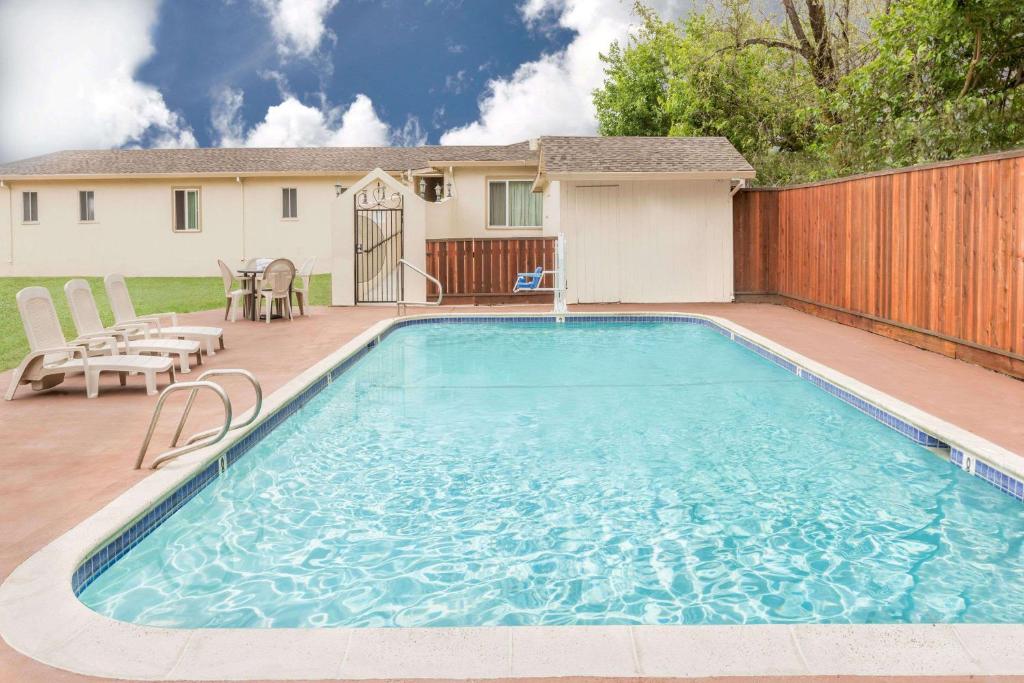 Travelodge by Wyndham Santa Rosa Wine Country image 21