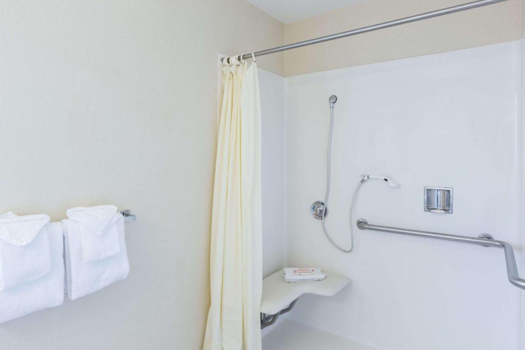 Travelodge by Wyndham Santa Rosa Wine Country image 22